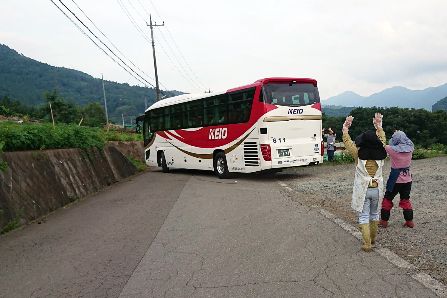 京王観光バス。お気をつけて！